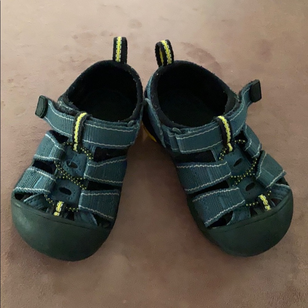 Blue Toddler Keen sandals - great condition! Sz 6